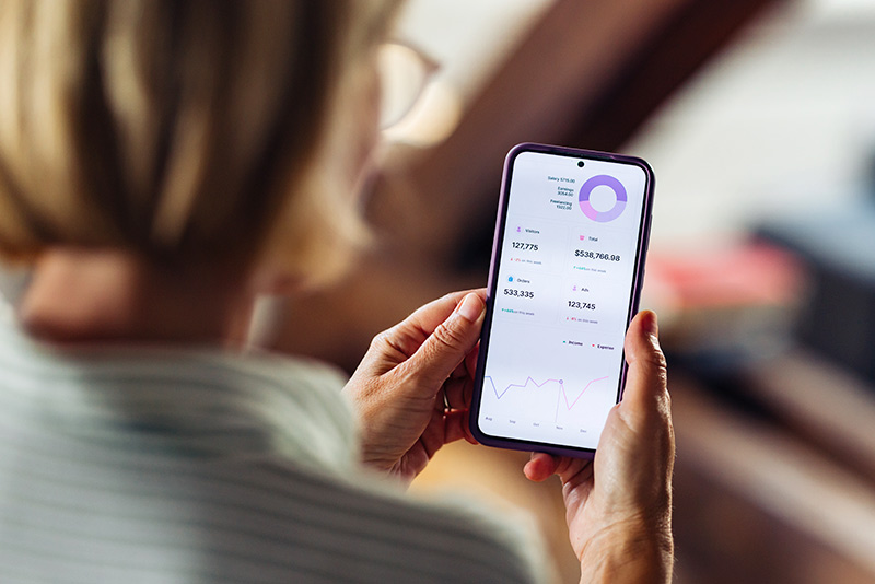 woman-seeing-how-real-time-pelvic-monitoring-works-on-app